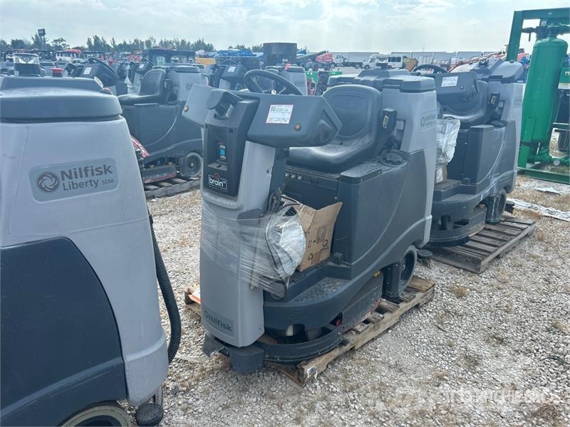 Nilfisk Liberty SC60 X71D Ride-On Electric Floor Scrubber その他トレーラー