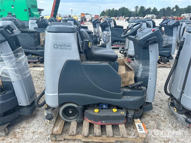 Nilfisk Liberty SC60 X71D Ride-On Electric Floor Scrubber その他トレーラー