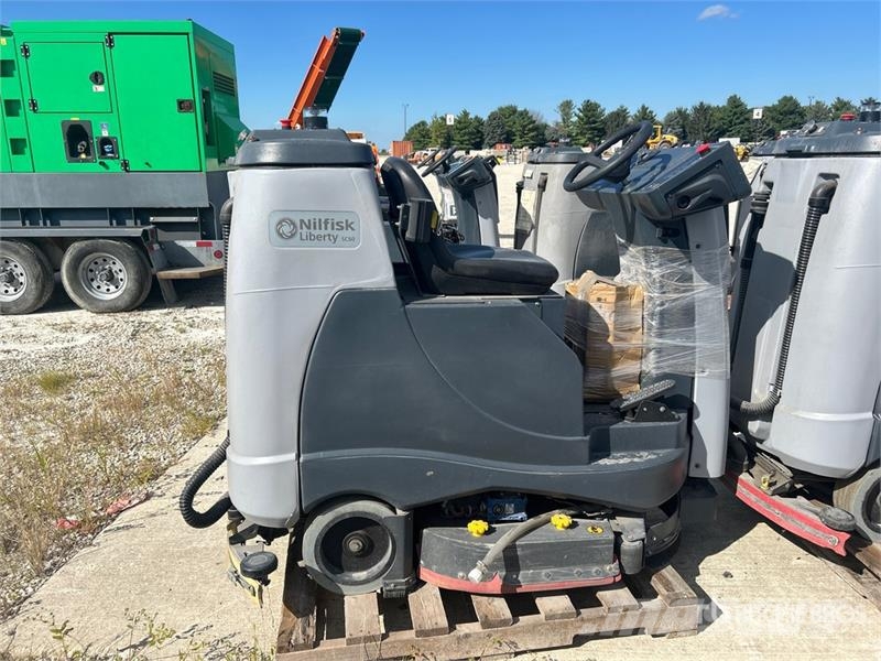 Nilfisk Liberty SC60 X71D Ride-On Electric Floor Scrubber 其他拖车
