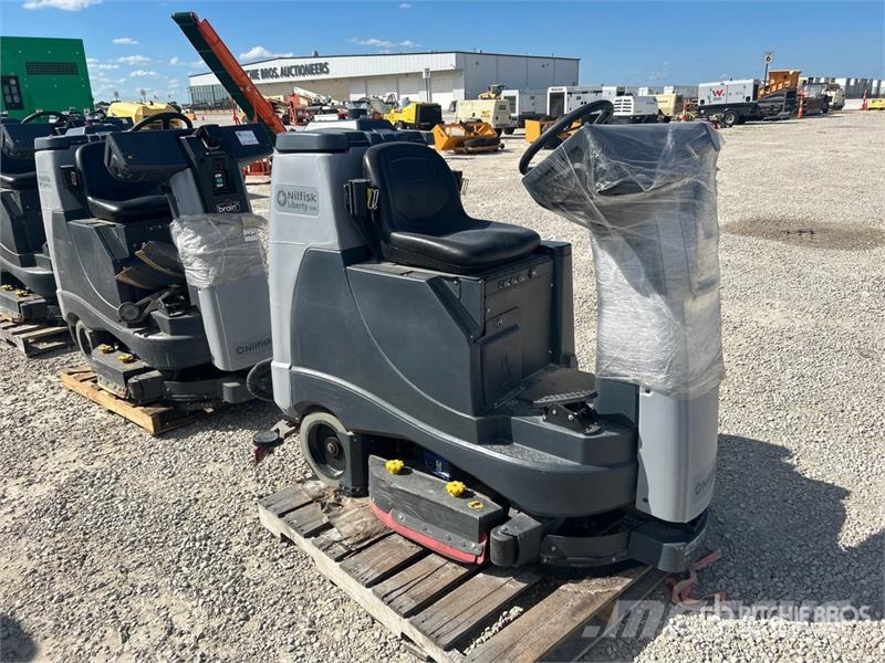 Nilfisk Liberty SC60 X71D Ride-On Electric Floor Scrubber 其他拖车