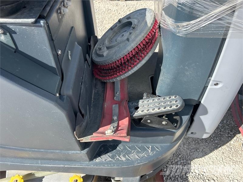 Nilfisk Liberty SC60 X71D Ride-On Electric Floor Scrubber 其他拖车