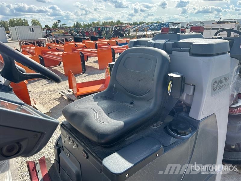 Nilfisk Liberty SC60 X71D Ride-On Electric Floor Scrubber 其他拖车