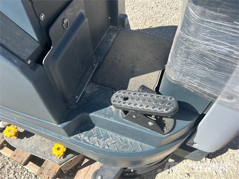 Nilfisk Liberty SC60 X71D Ride-On Electric Floor Scrubber Diger römorklar