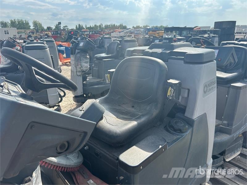 Nilfisk Liberty SC60 X71D Ride-On Electric Floor Scrubber その他トレーラー