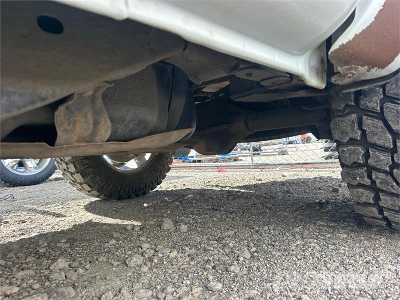 Nissan Frontier 4x4 Crew Cab Pickup Ostalo