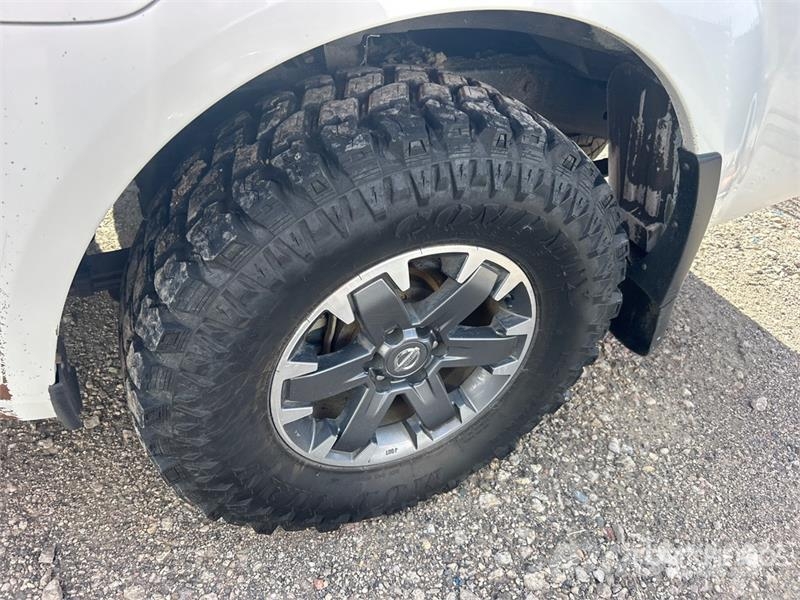 Nissan Frontier 4x4 Crew Cab Pickup Ostalo