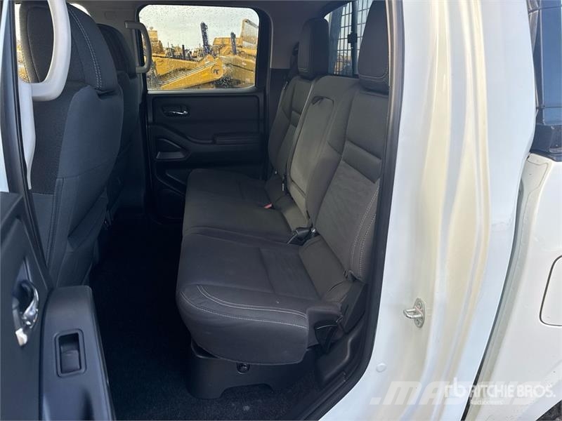 Nissan Frontier SV 4x4 Crew Cab Pickup Övriga bilar