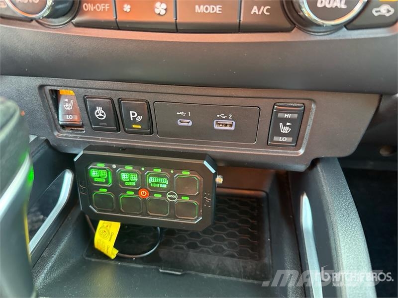 Nissan Frontier SV 4x4 Crew Cab Pickup Övriga bilar