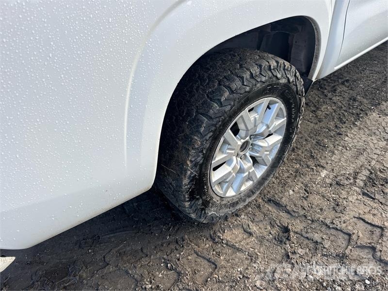 Nissan Frontier SV 4x4 Crew Cab Pickup Övriga bilar