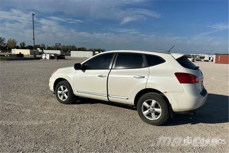 Nissan Rogue 2WD SUV Samochody osobowe