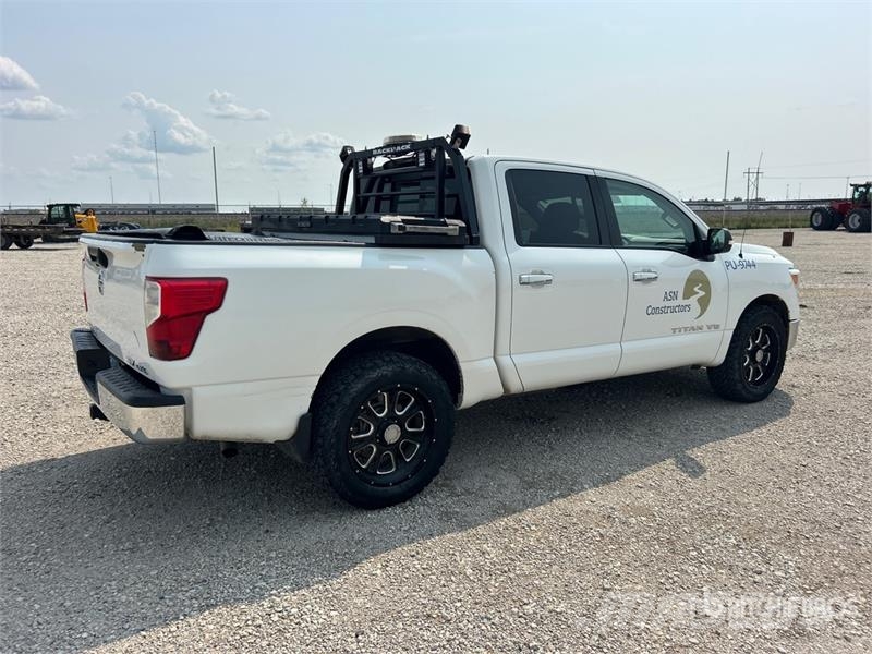 Nissan Titan SV 4x4 Crew Cab Pickup Diger