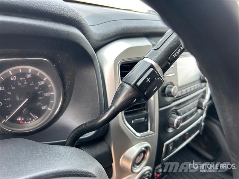 Nissan Titan SV 4x4 Crew Cab Pickup Diger