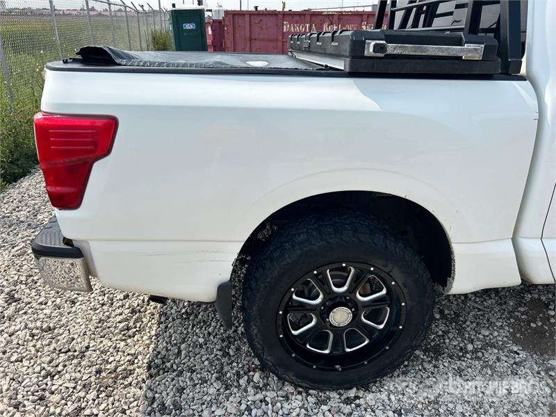 Nissan Titan SV 4x4 Crew Cab Pickup Diger