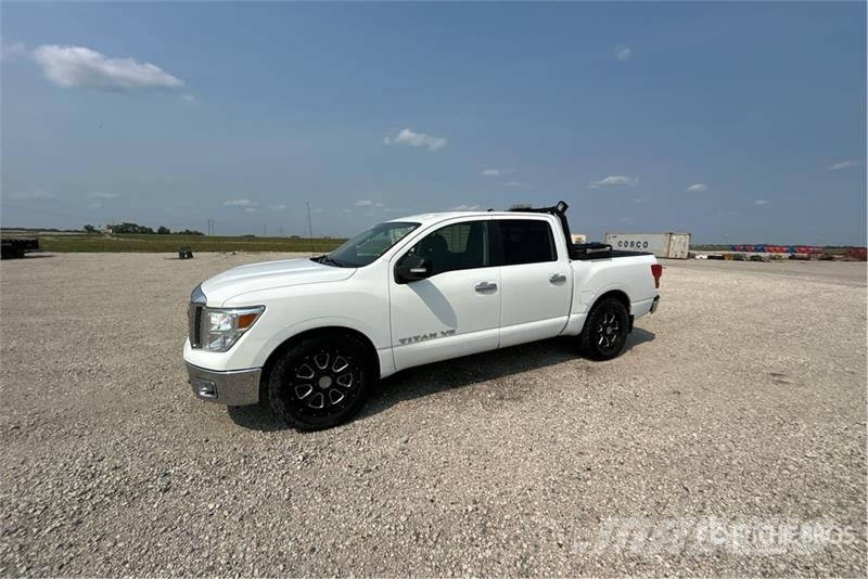 Nissan Titan SV 4x4 Crew Cab Pickup Diger