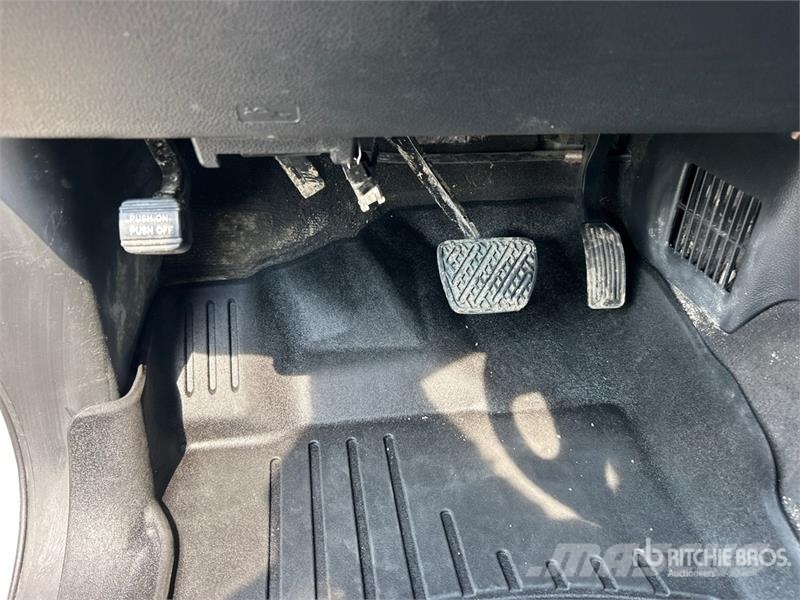 Nissan Titan SV 4x4 Crew Cab Pickup Diger