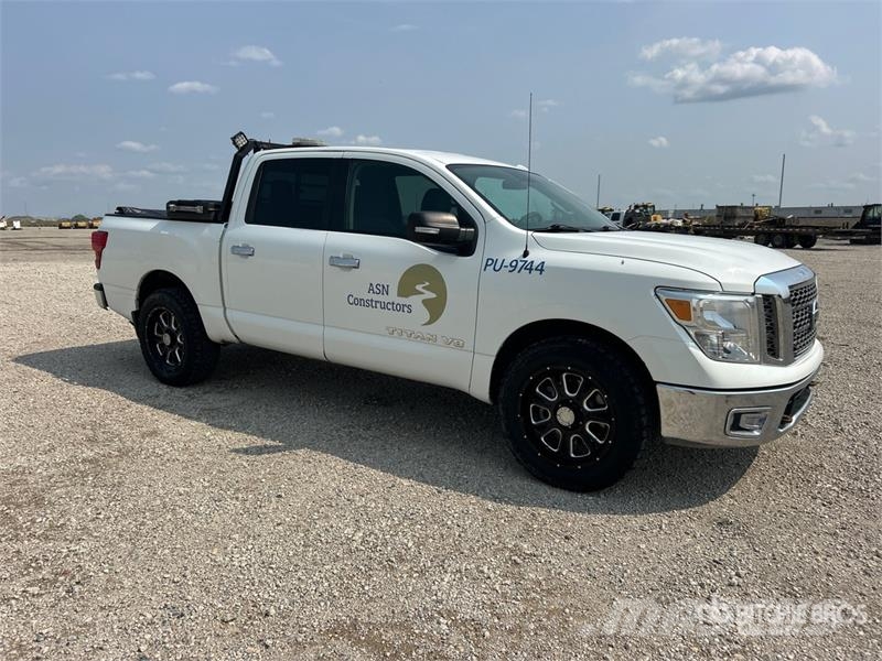 Nissan Titan SV 4x4 Crew Cab Pickup Diger