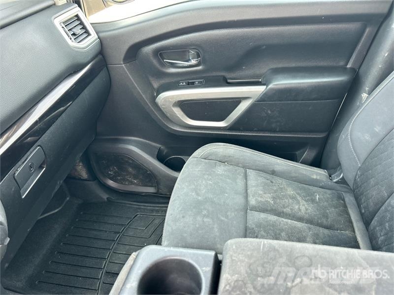 Nissan Titan SV 4x4 Crew Cab Pickup Diger