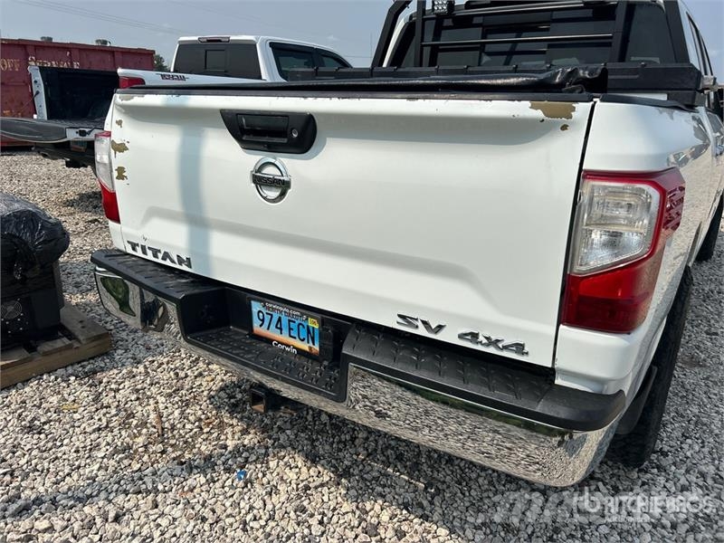 Nissan Titan SV 4x4 Crew Cab Pickup Diger