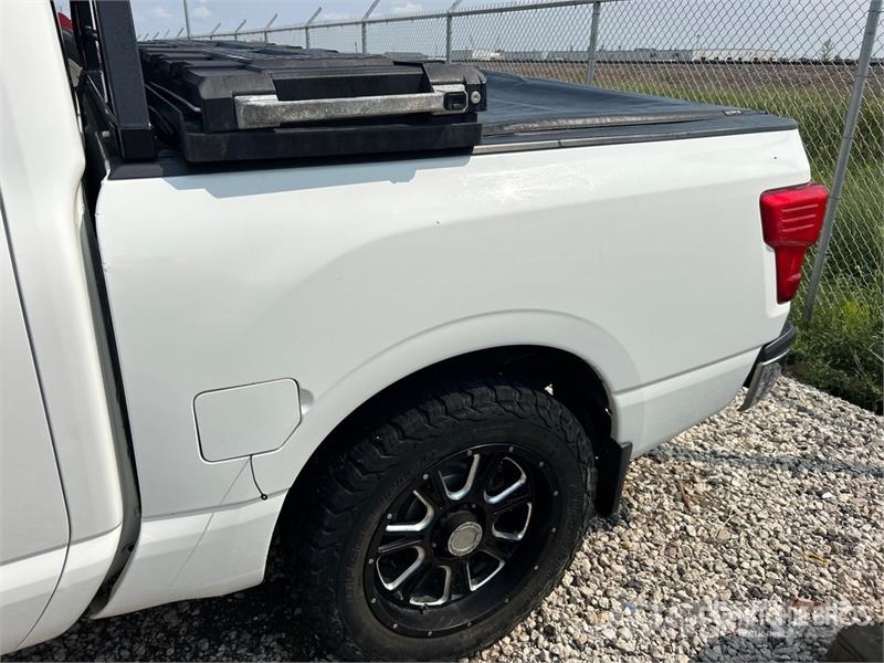 Nissan Titan SV 4x4 Crew Cab Pickup Diger