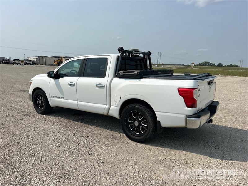 Nissan Titan SV 4x4 Crew Cab Pickup Diger