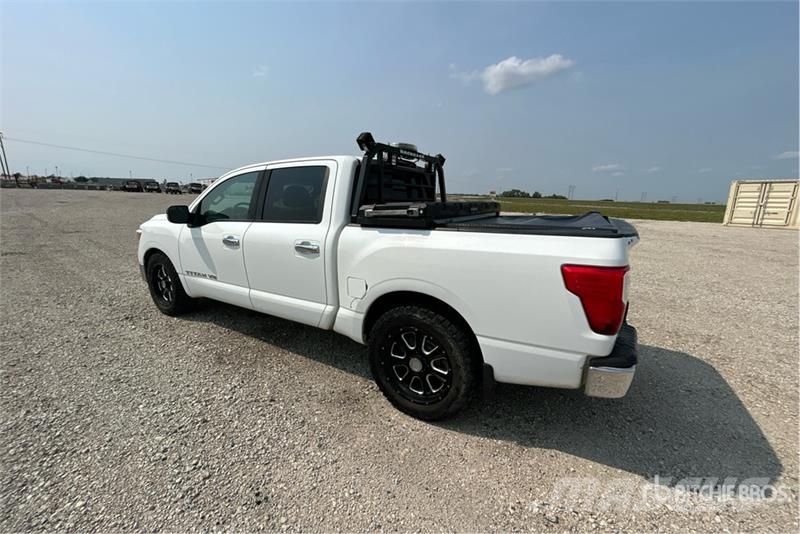 Nissan Titan SV 4x4 Crew Cab Pickup Diger