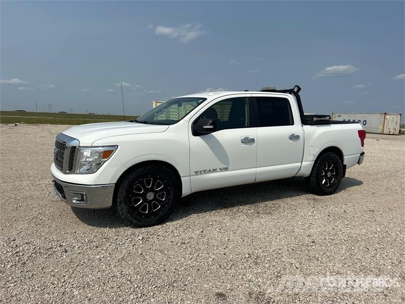 Nissan Titan SV 4x4 Crew Cab Pickup Diger