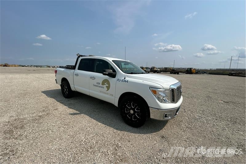 Nissan Titan SV 4x4 Crew Cab Pickup Diger