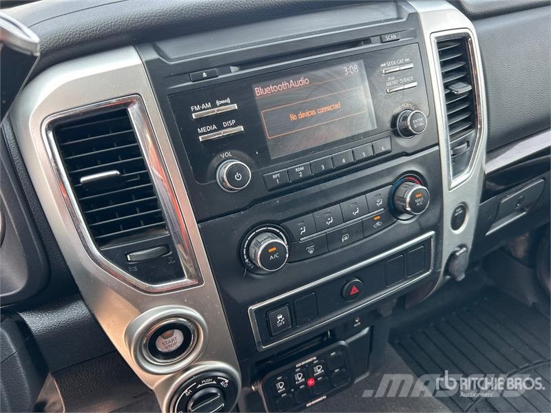 Nissan Titan SV 4x4 Crew Cab Pickup Diger