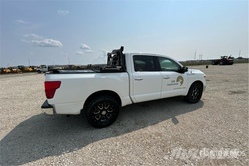 Nissan Titan SV 4x4 Crew Cab Pickup Diger