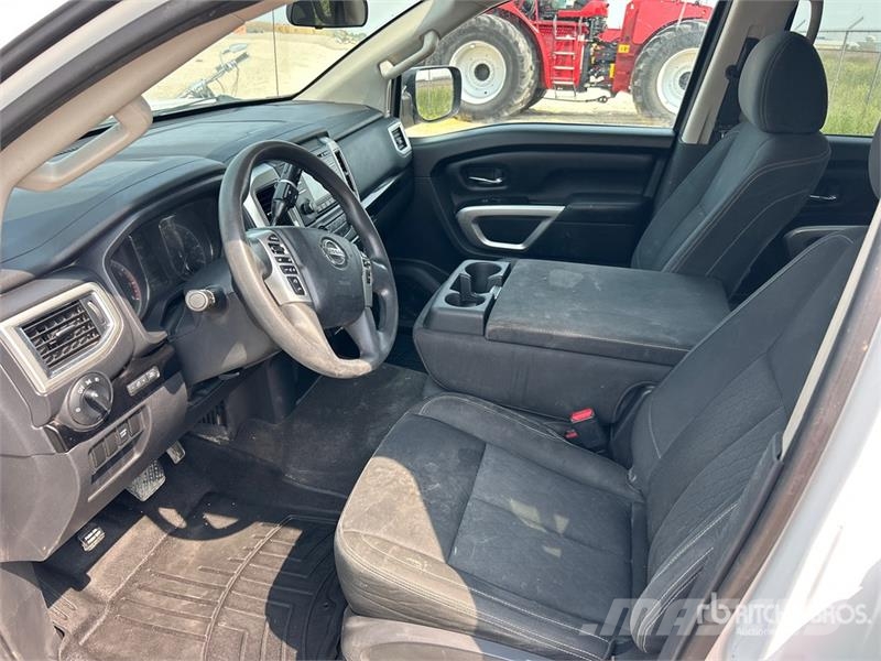 Nissan Titan SV 4x4 Crew Cab Pickup Diger