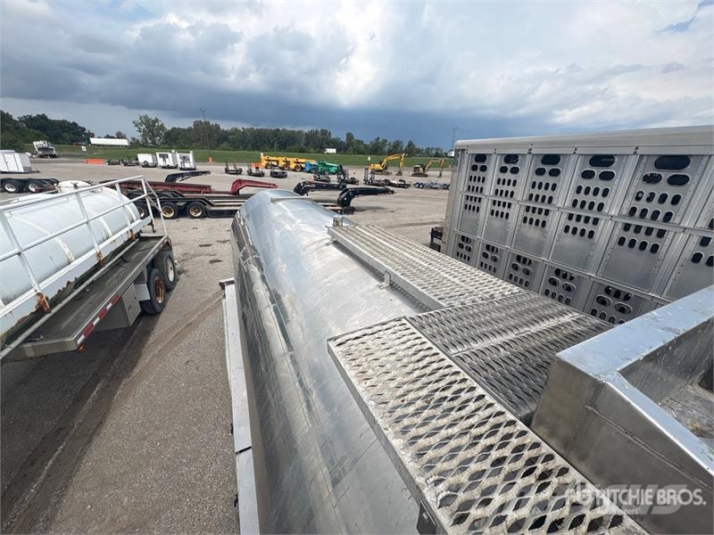 Nova 407 T/A Tanker Trailer タンカートレーラー