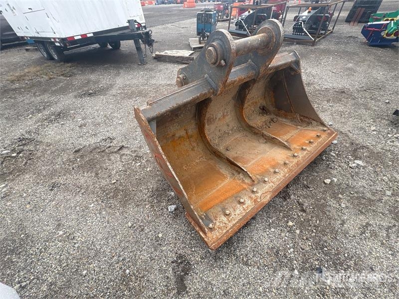 PALADIN 72 in Cleanup Excavator Bucket - Fits Deere 350 Kauhat