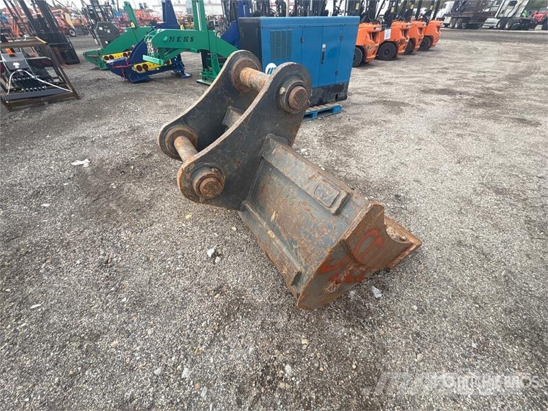 PALADIN 72 in Cleanup Excavator Bucket - Fits Deere 350 Kauhat