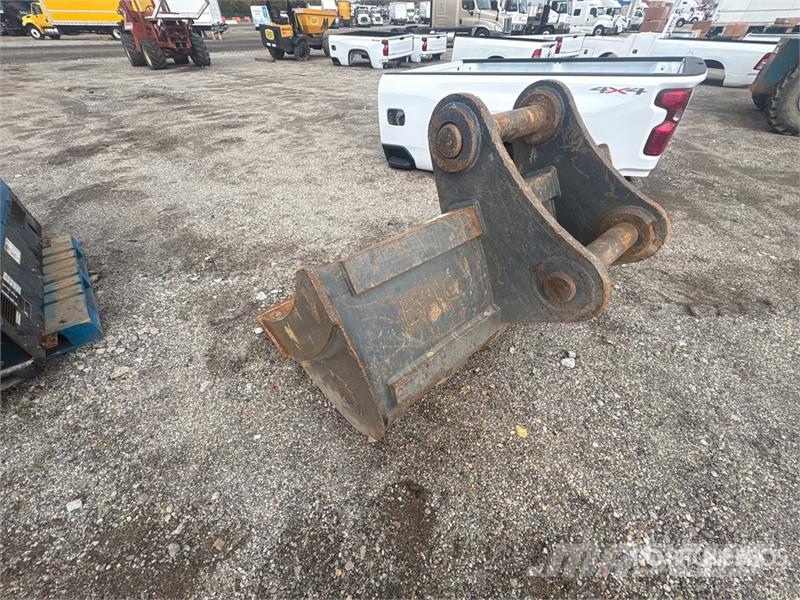 PALADIN 72 in Cleanup Excavator Bucket - Fits Deere 350 Kauhat