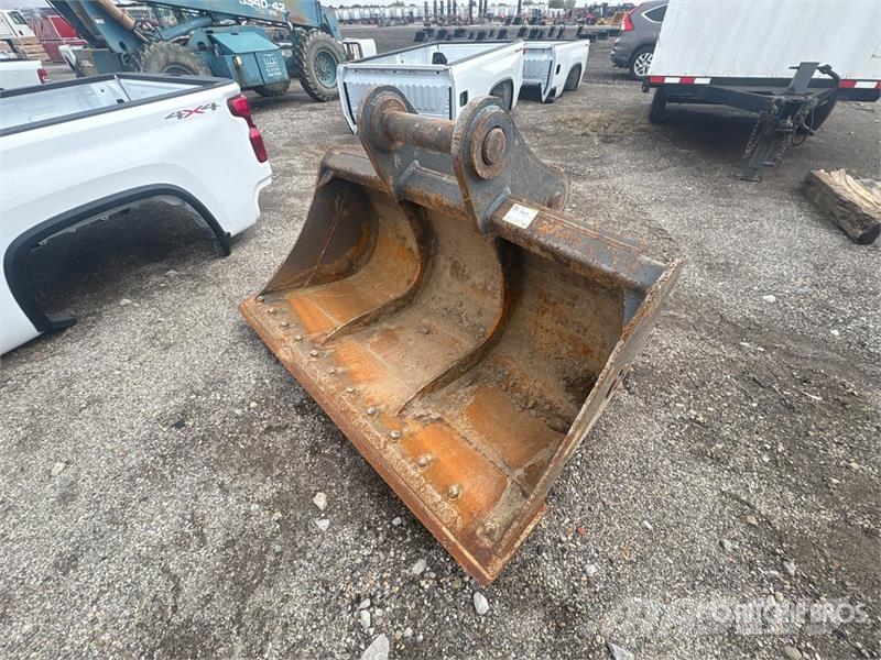 PALADIN 72 in Cleanup Excavator Bucket - Fits Deere 350 Kauhat