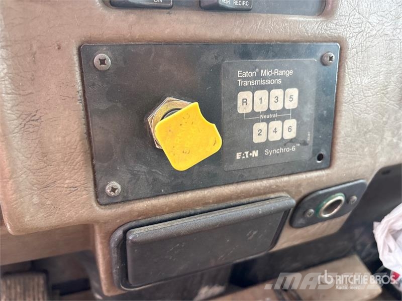 Peterbilt 330 Грузовики-платформы/боковая разгрузка