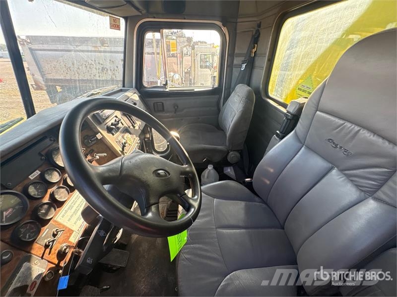 Peterbilt 330 Cabinas