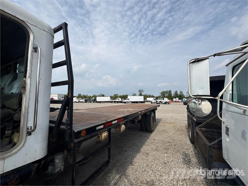 Peterbilt 330 Грузовики-платформы/боковая разгрузка