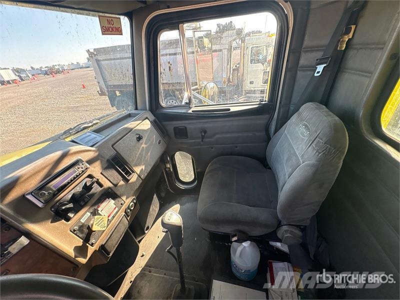 Peterbilt 330 Cabinas