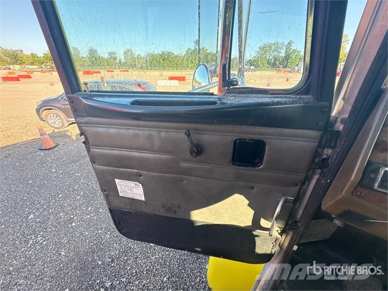 Peterbilt 330 Cabinas