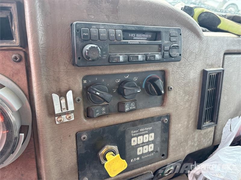 Peterbilt 330 Грузовики-платформы/боковая разгрузка