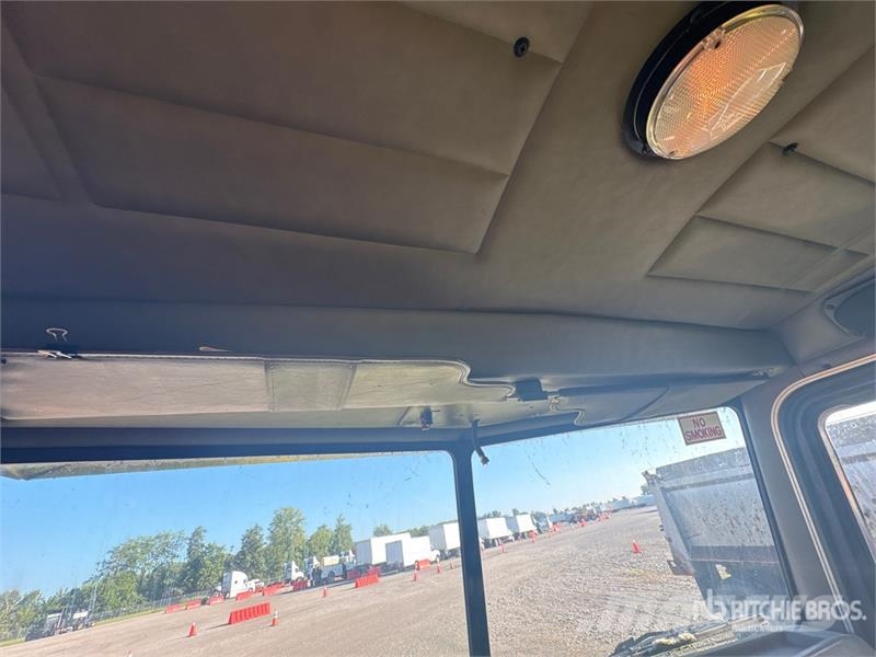 Peterbilt 330 Cabinas