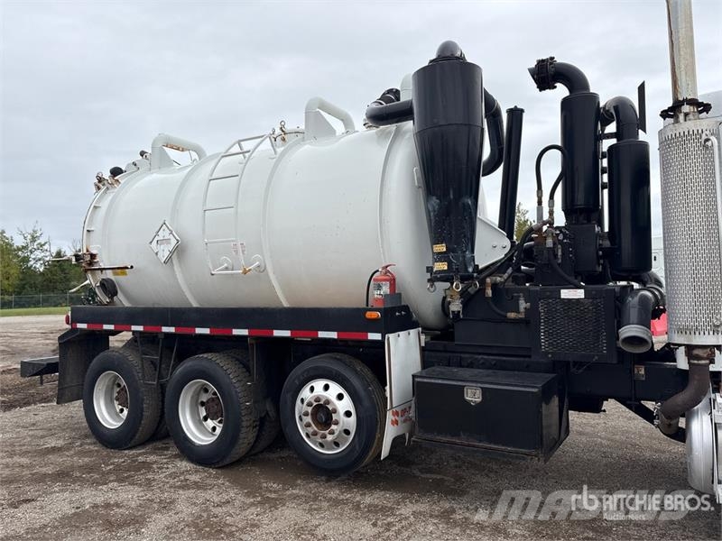 Peterbilt 335 6x4 Vacuum Tanker Truck Saug- und Druckwagen