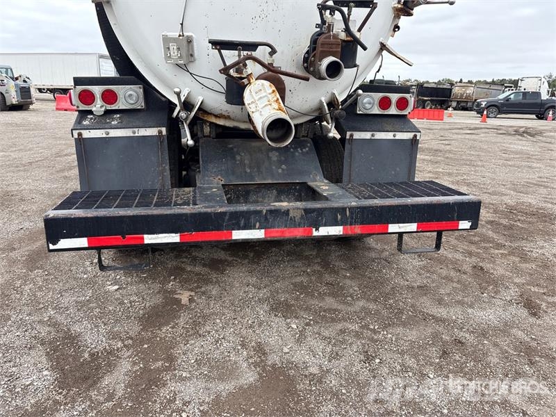 Peterbilt 335 6x4 Vacuum Tanker Truck Saug- und Druckwagen