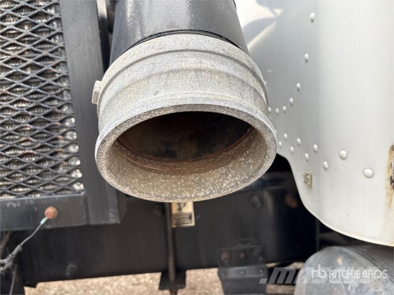 Peterbilt 335 6x4 Vacuum Tanker Truck Saug- und Druckwagen