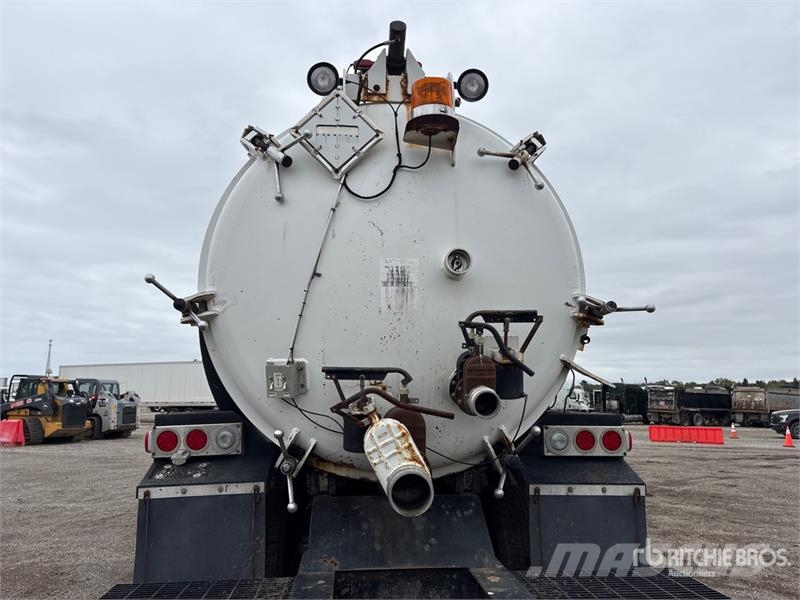 Peterbilt 335 6x4 Vacuum Tanker Truck Saug- und Druckwagen