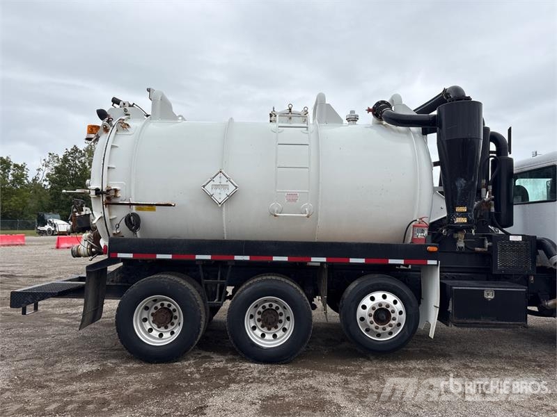 Peterbilt 335 6x4 Vacuum Tanker Truck Saug- und Druckwagen