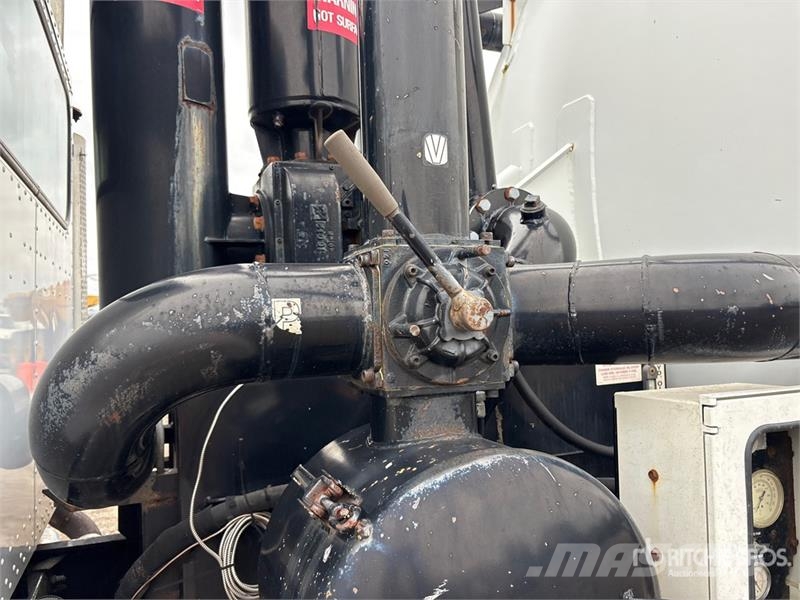 Peterbilt 335 6x4 Vacuum Tanker Truck Saug- und Druckwagen