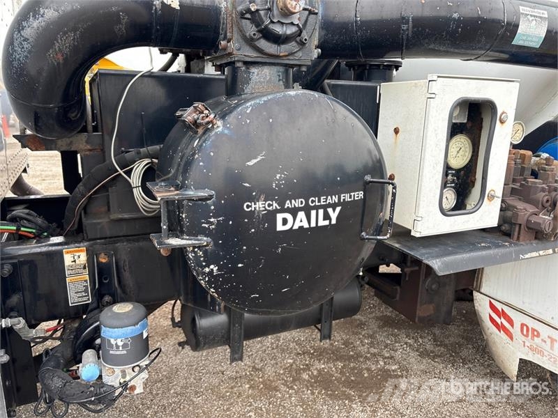 Peterbilt 335 6x4 Vacuum Tanker Truck Saug- und Druckwagen