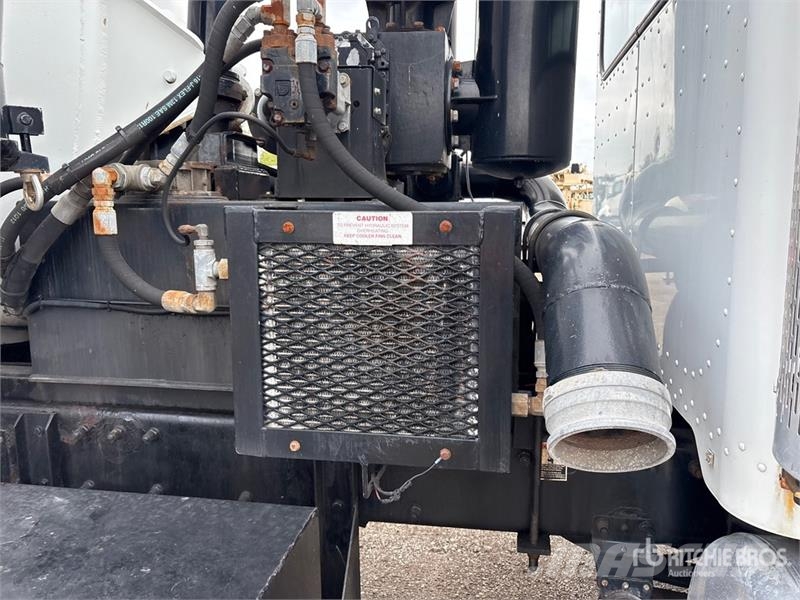Peterbilt 335 6x4 Vacuum Tanker Truck Saug- und Druckwagen